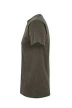 Vista lateral de la camiseta unisex Melbourne de apparel-pulse-store-9lnab en color verde caqui, 100% algodón.